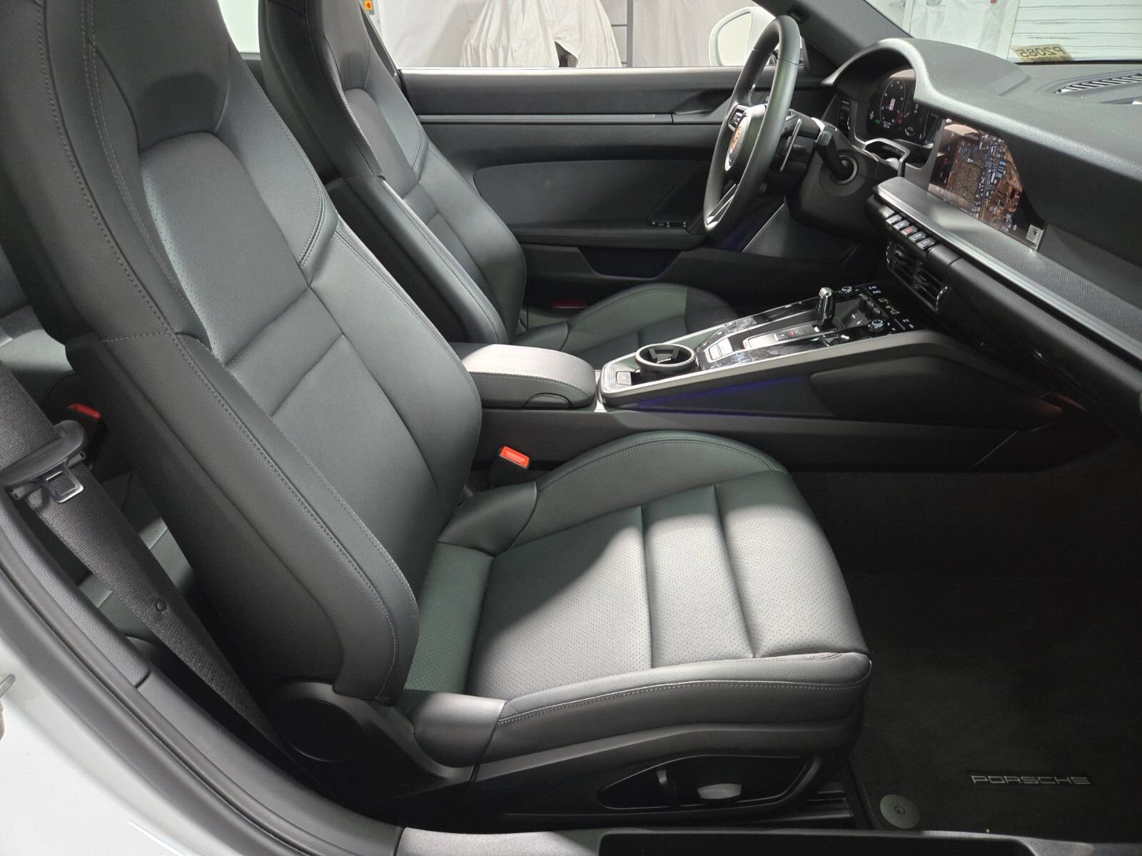 Used 2025 Porsche 911 Carrera RWD image 3