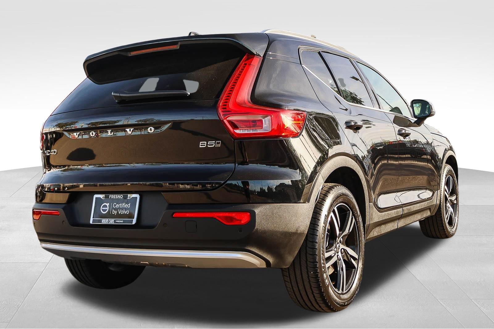 Used 2025 Volvo XC40 B5 Core image 6