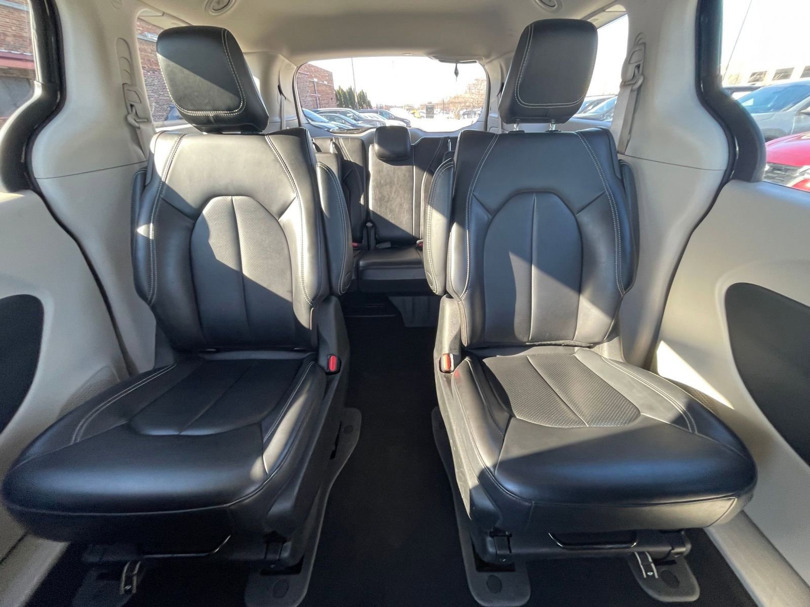 Used 2023 Chrysler Pacifica Touring-L image 40