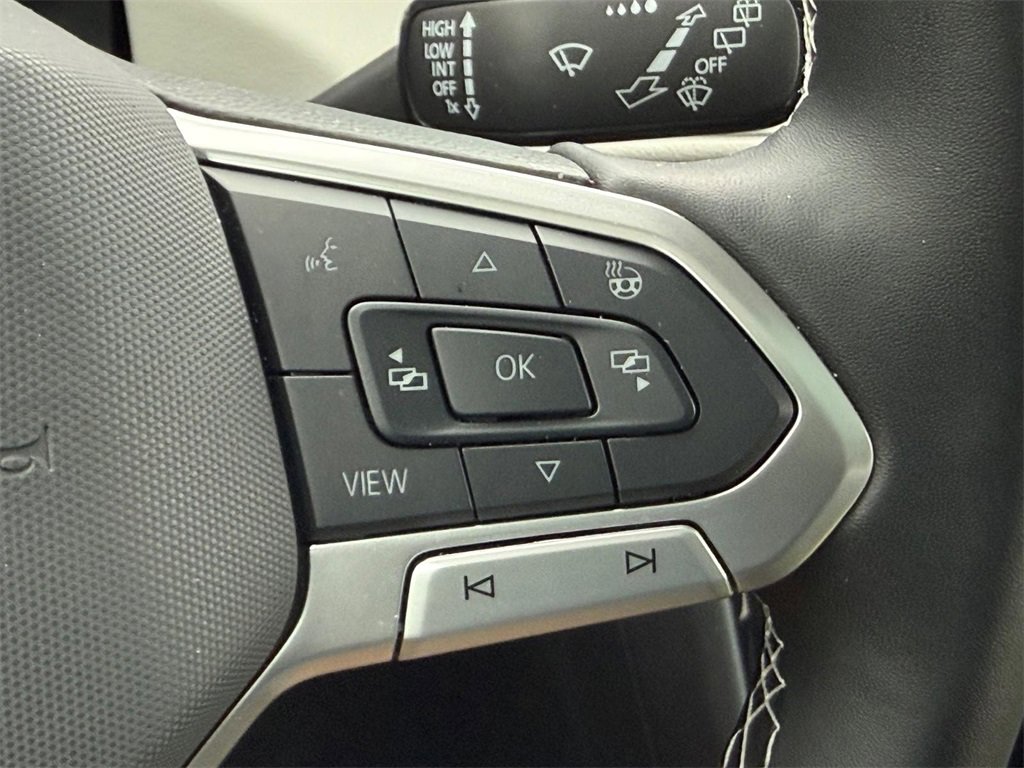 Certified 2025 Volkswagen Taos SEL image 17