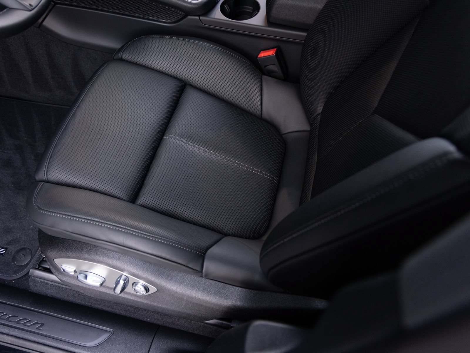 New 2026 Porsche Macan AWD/4WD image 23