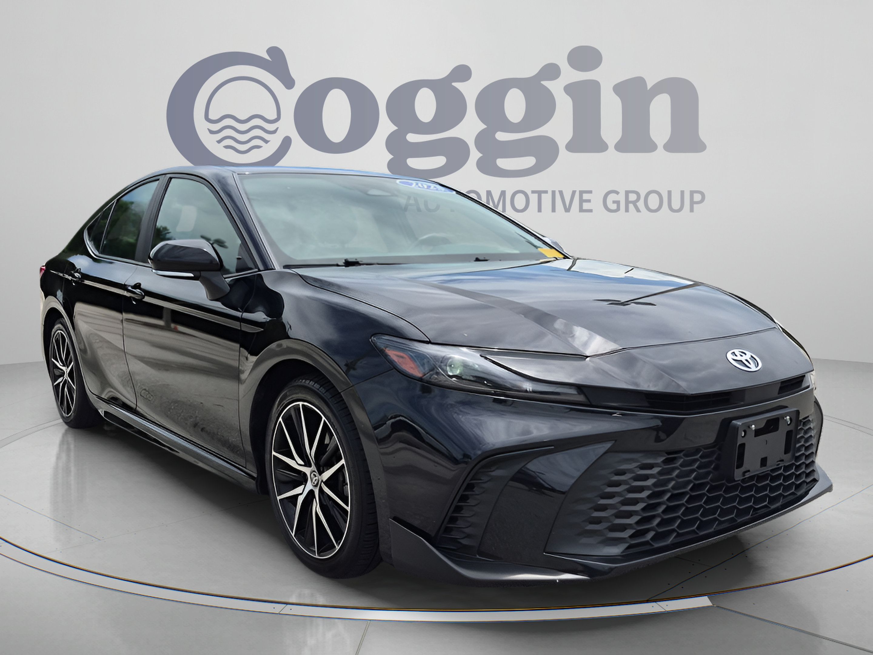Used 2025 Toyota Camry SE FWD image 8
