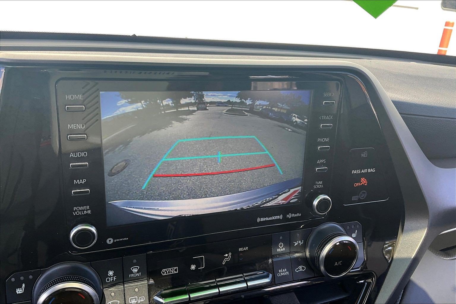 Used 2022 Toyota Highlander XLE FWD image 23