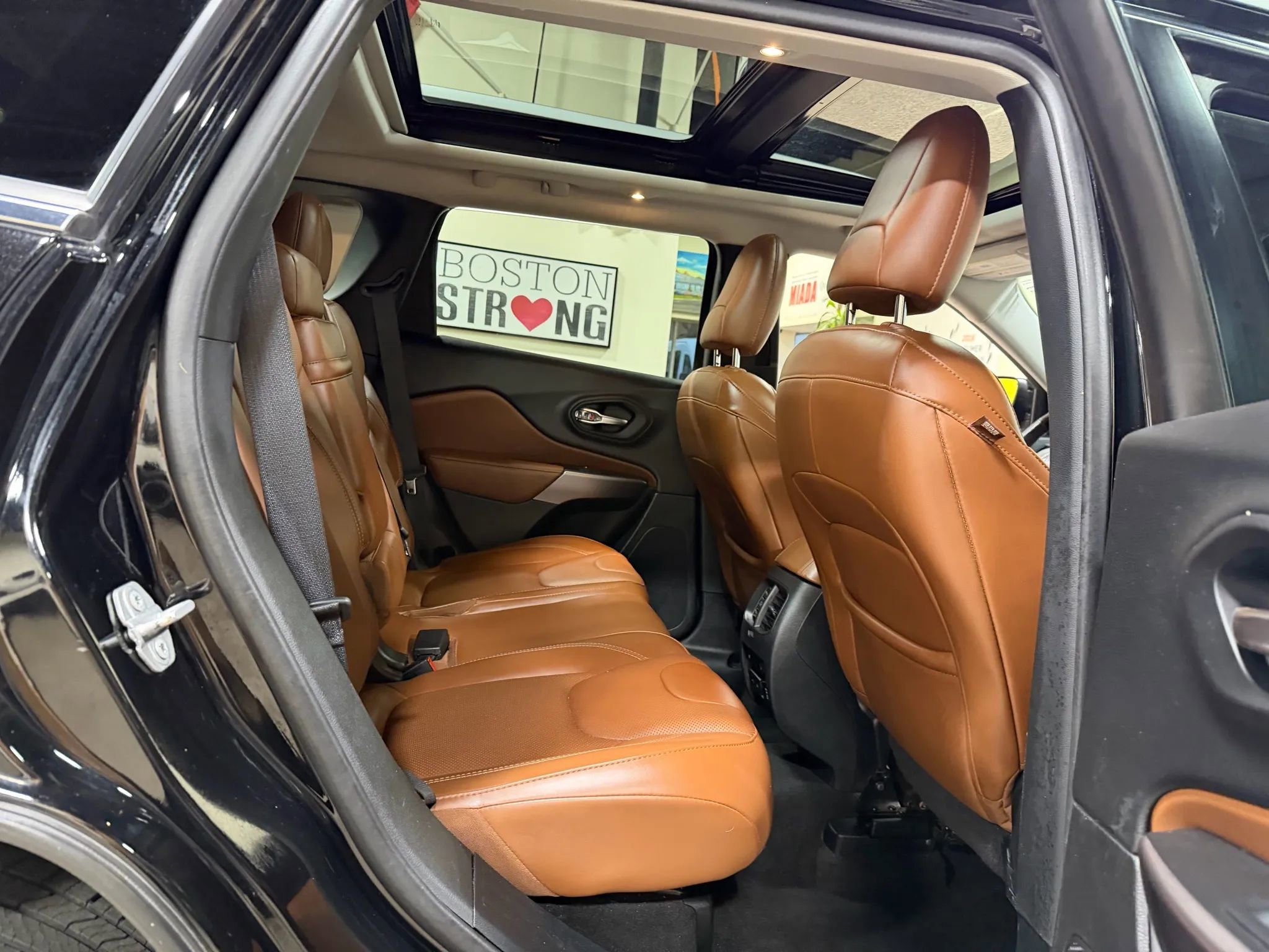 Used 2019 Jeep Cherokee Overland w/ Technology Group image 36