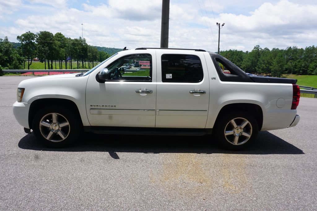 Used 2010 Chevrolet Avalanche LTZ RWD image 18