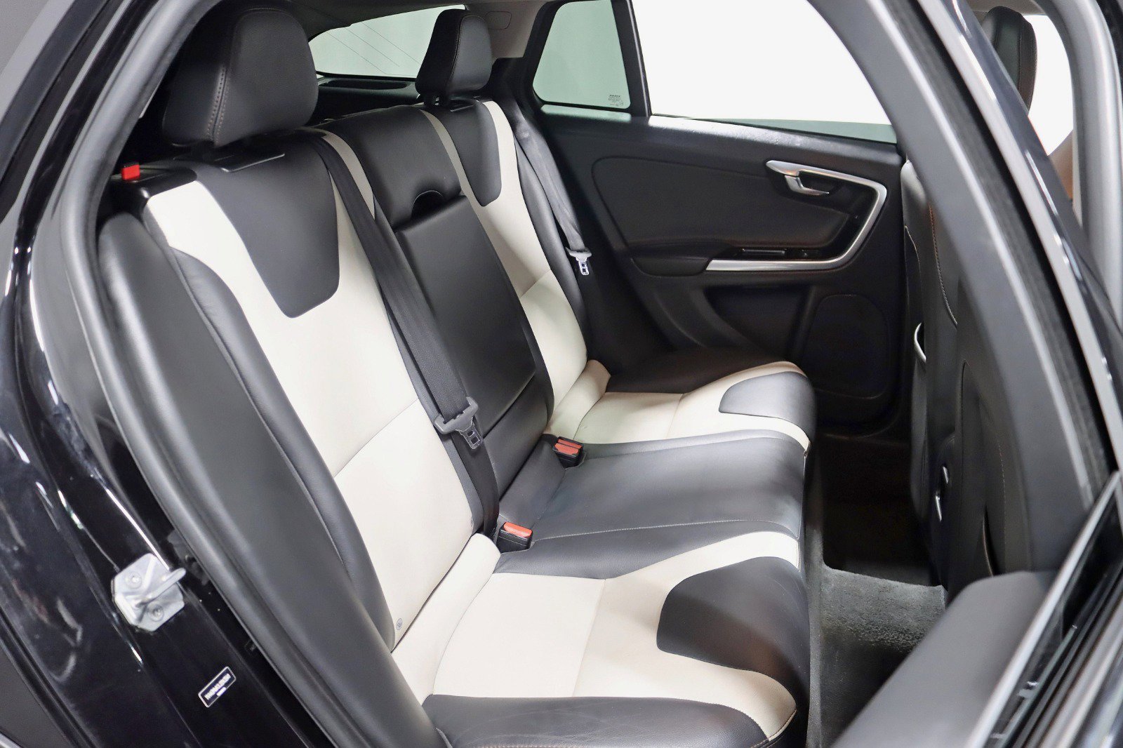 Used 2018 Volvo V60 T5 Cross Country w/ Convenience Package image 28