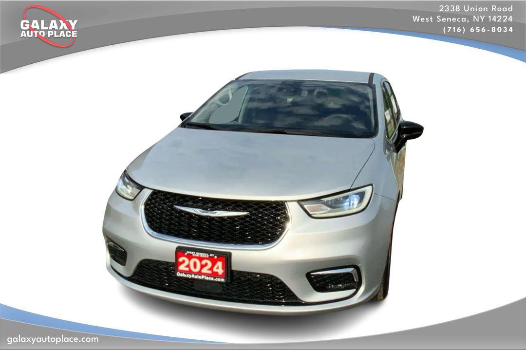 Used 2024 Chrysler Pacifica Touring-L FWD image 2
