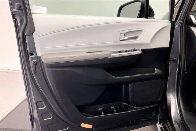 Used 2025 Toyota Sienna XLE image 26