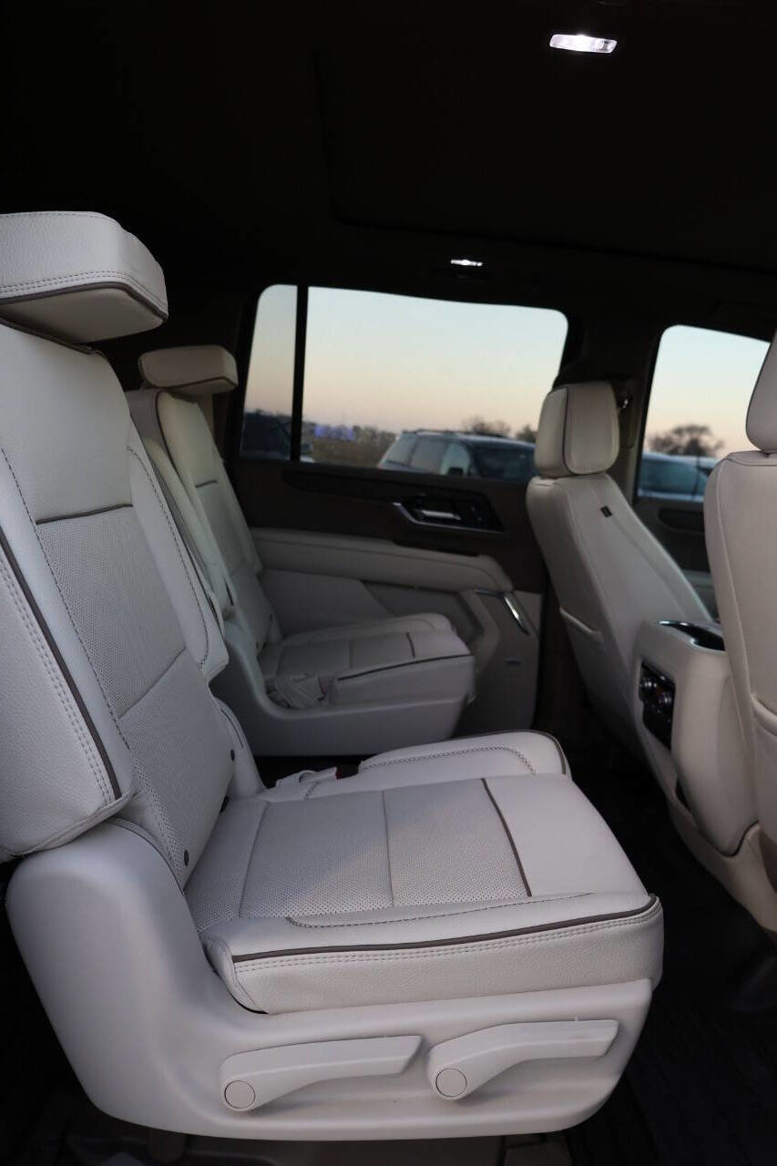 Used 2025 GMC Yukon XL Denali w/ Sun & Power Step Package image 16