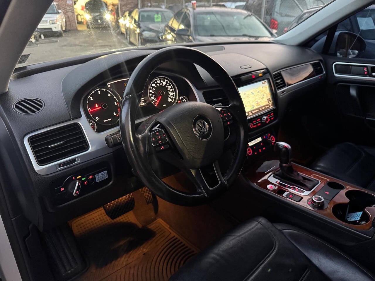 Used 2014 Volkswagen Touareg TDI image 25