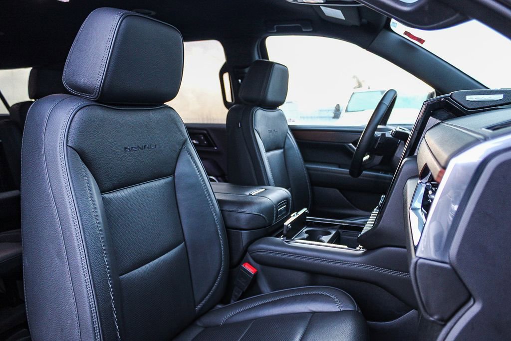 Used 2025 GMC Yukon XL Denali image 17