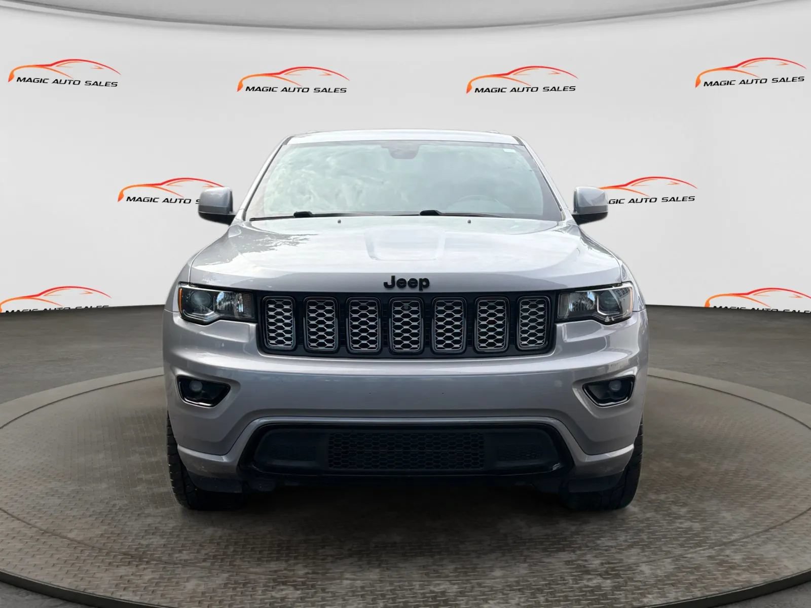 Used 2021 Jeep Grand Cherokee Laredo X AWD/4WD image 3