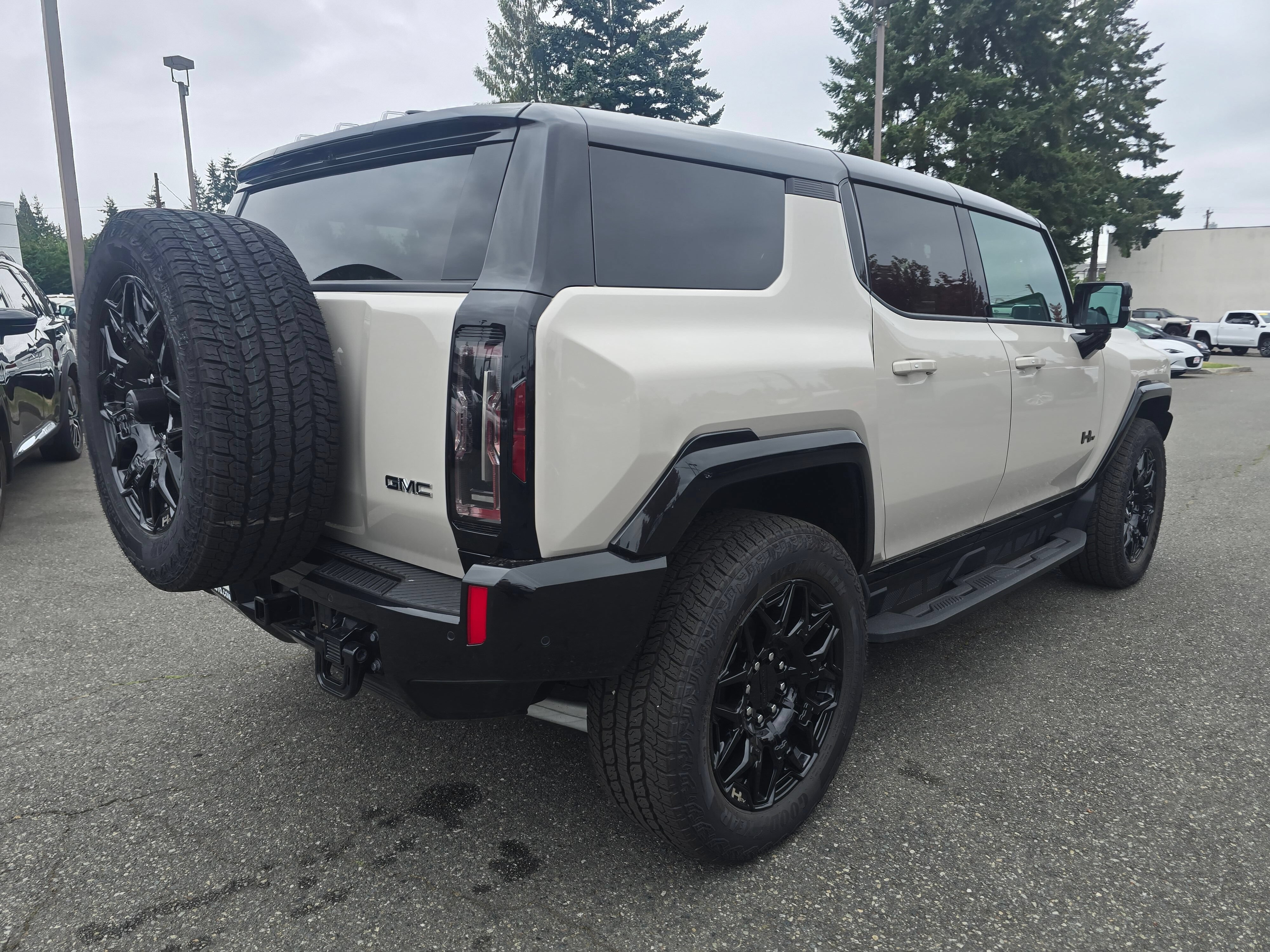 New 2026 GMC Hummer EV SUV w/ LPO, Dark Essentials Package AWD/4WD image 7