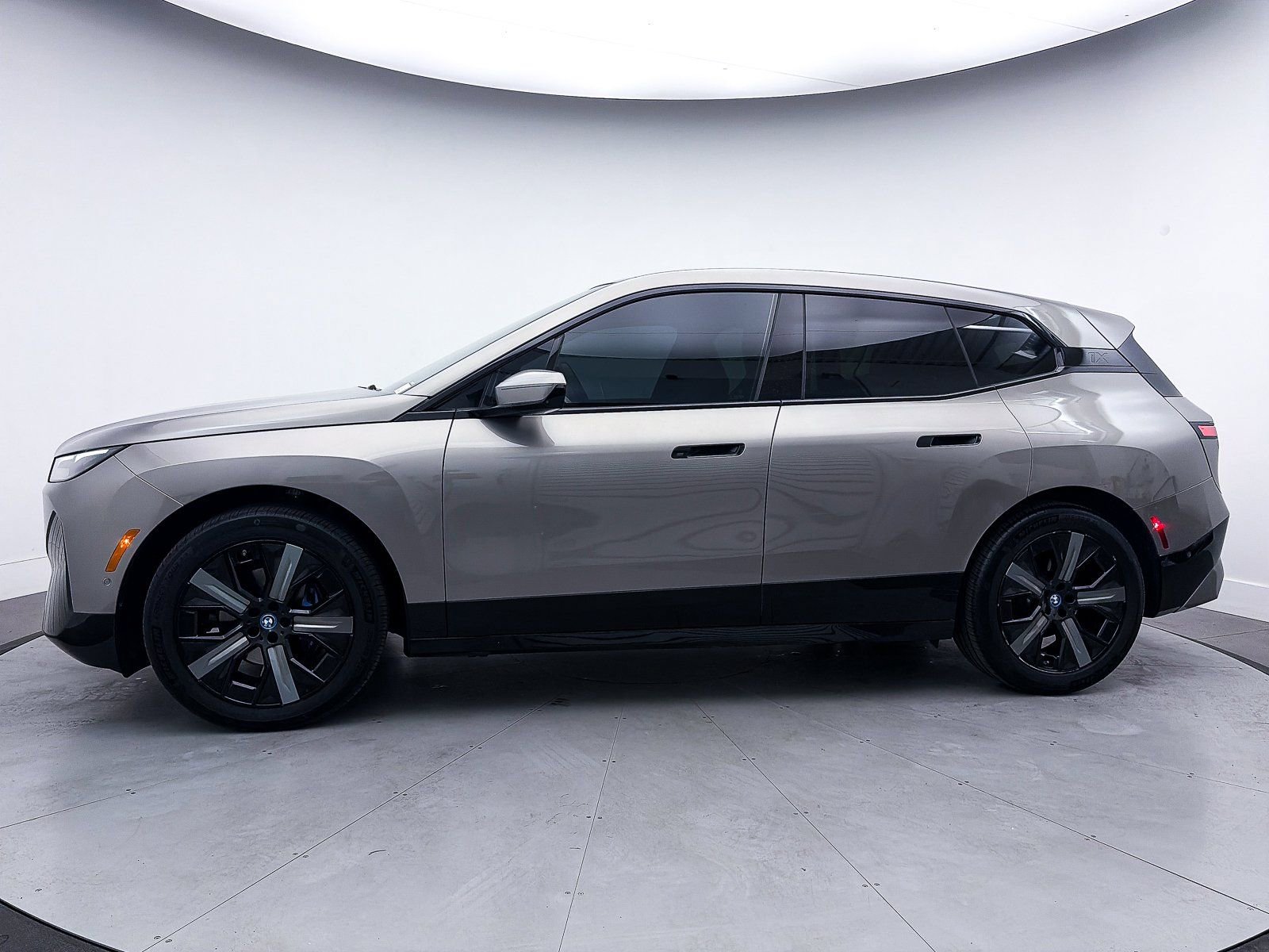 Used 2023 BMW iX xDrive50 w/ Sport Package image 38