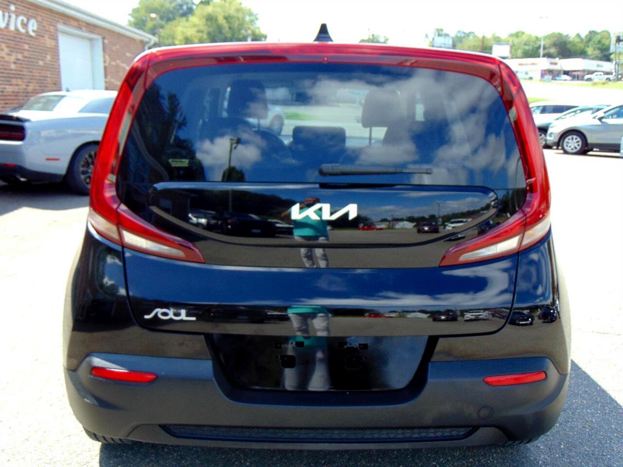 Used 2022 Kia Soul LX image 6