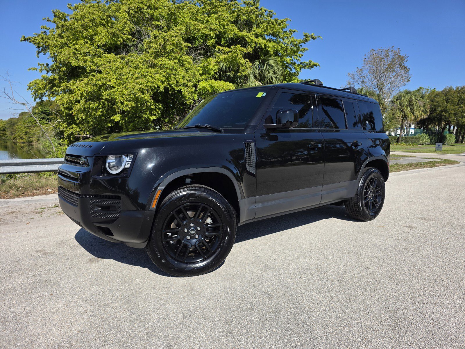 Used 2023 Land Rover Defender 110 image 1
