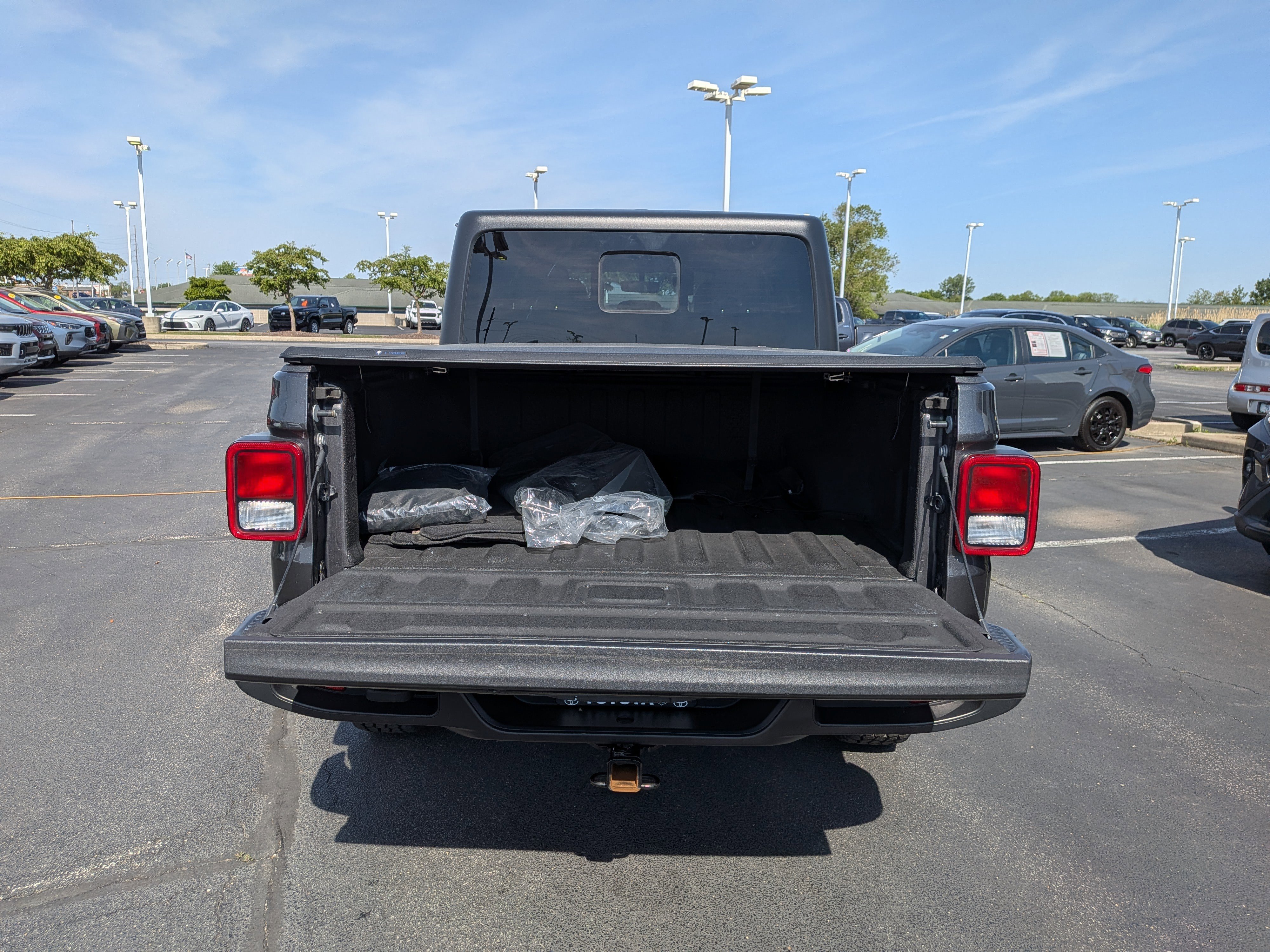Used 2023 Jeep Gladiator Overland AWD/4WD image 8
