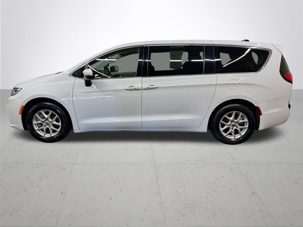 Used 2023 Chrysler Pacifica Touring-L FWD image 3