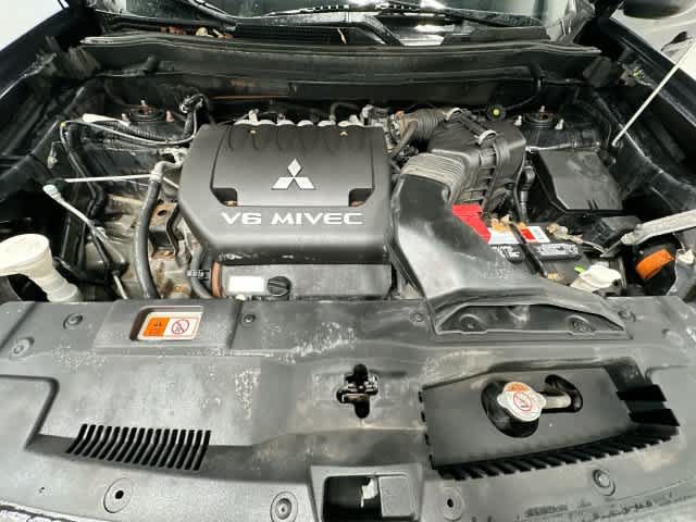 Used 2014 Mitsubishi Outlander GT AWD/4WD image 28