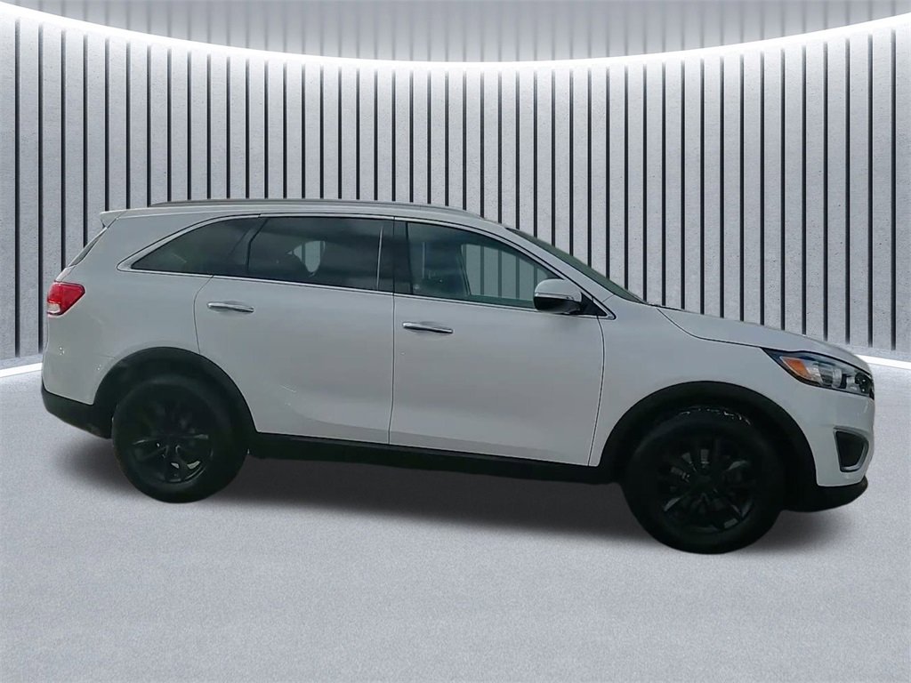 Used 2017 Kia Sorento LX w/ LX V6 Convenience Package image 4