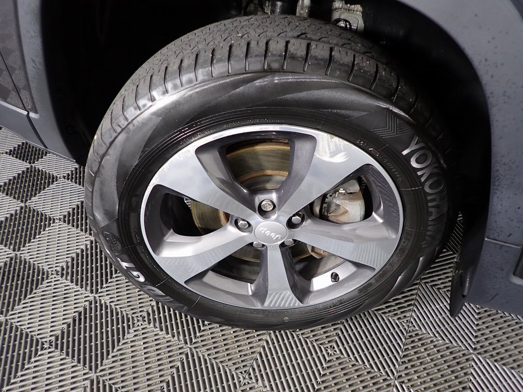 Used 2019 Jeep Cherokee Limited w/ Technology Group image 38