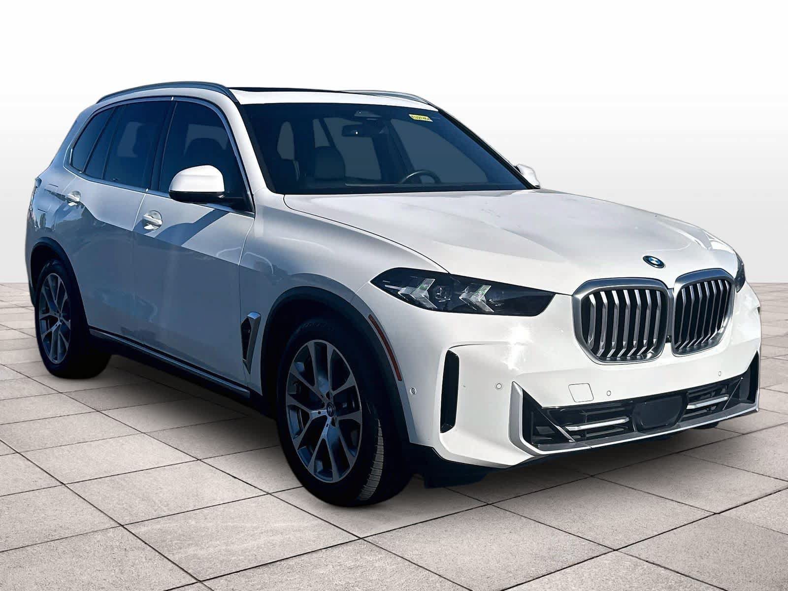 Used 2024 BMW X5 xDrive50e w/ Parking Assistance Package AWD/4WD image 3
