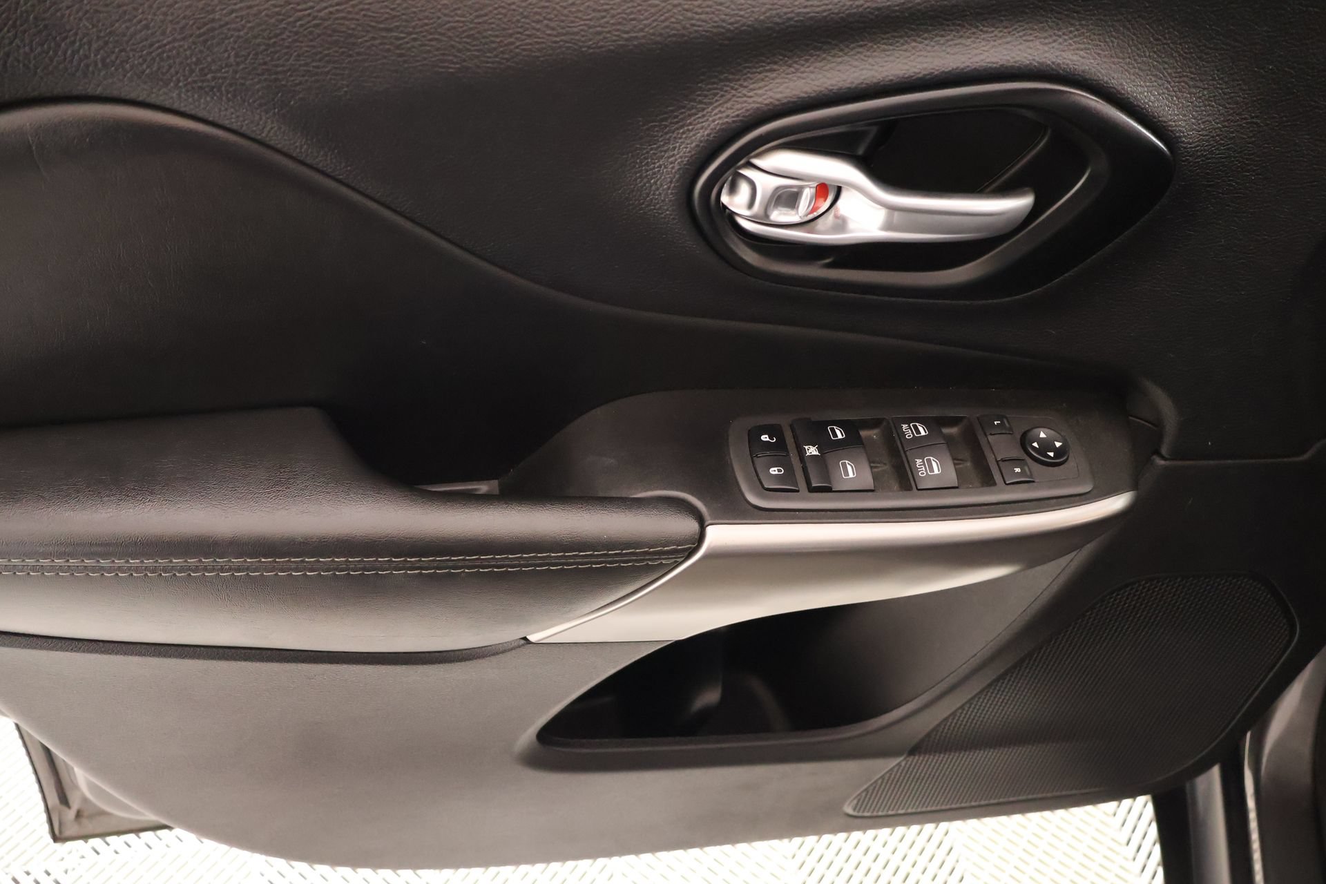 Used 2022 Jeep Cherokee Latitude Lux AWD/4WD image 15