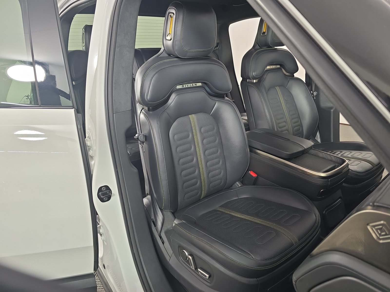 Used 2024 Rivian R1T Adventure Dual AWD/4WD image 23