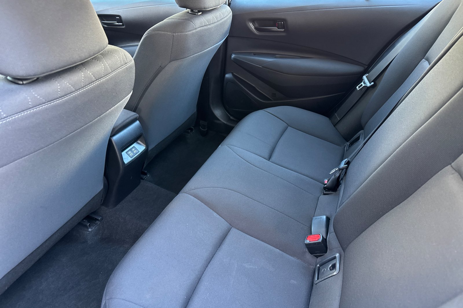 Used 2025 Toyota Corolla LE FWD image 12