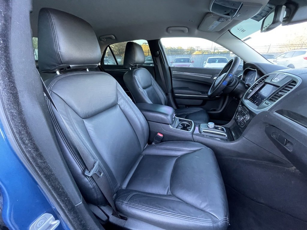 Used 2022 Chrysler 300 Touring w/ Sport Appearance Package image 31