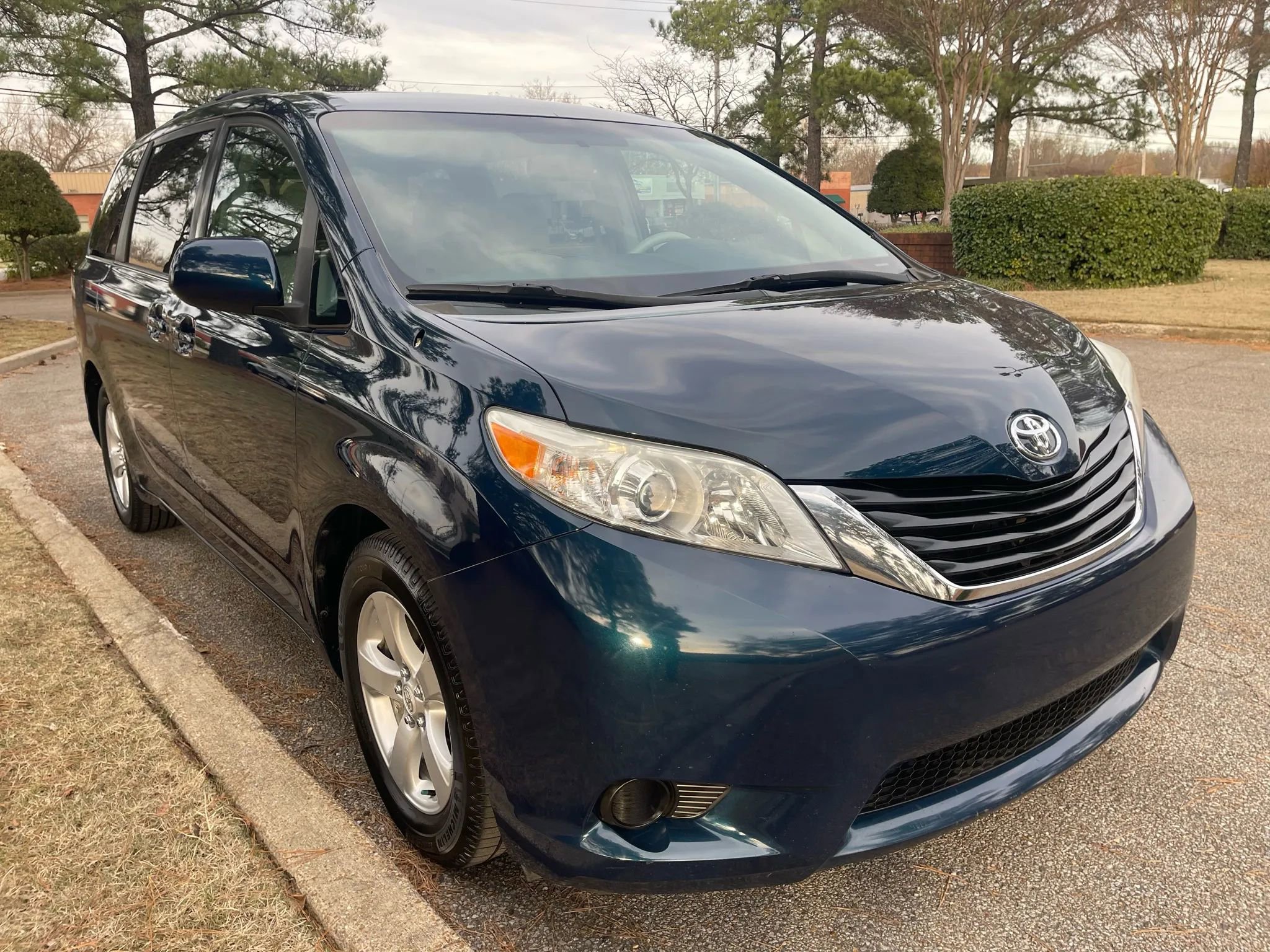 Used 2012 Toyota Sienna LE image 7