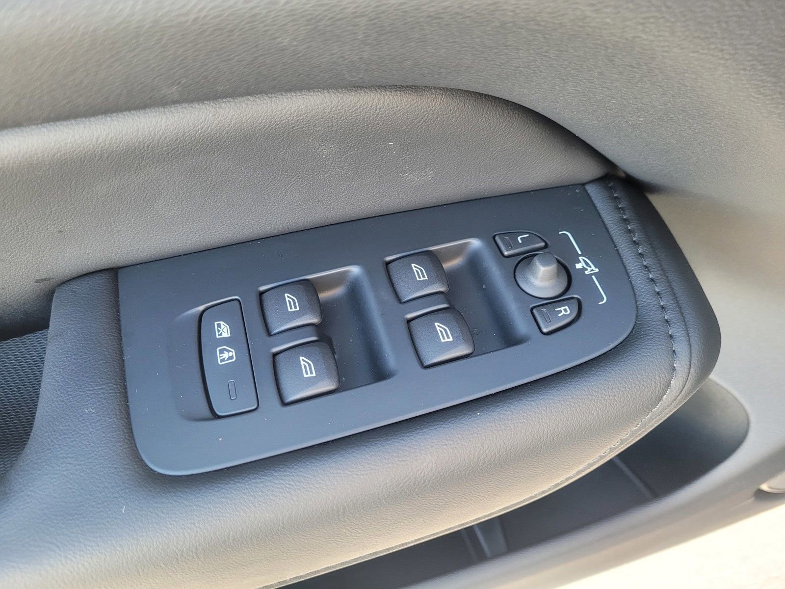 Used 2024 Volvo XC60 T8 Plus w/ Climate Package image 16