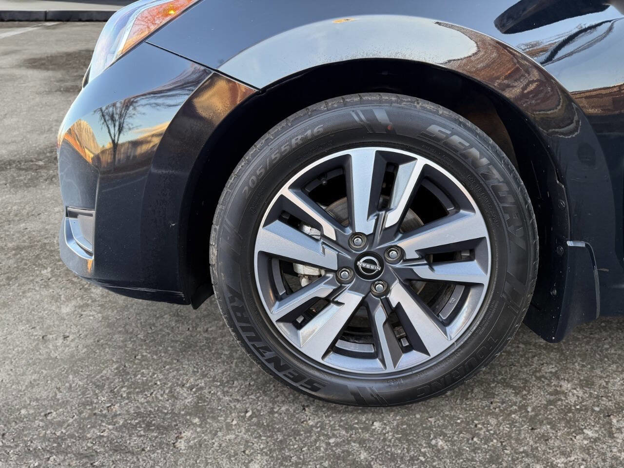 Used 2023 Nissan Versa SV w/ Trunk Package image 5