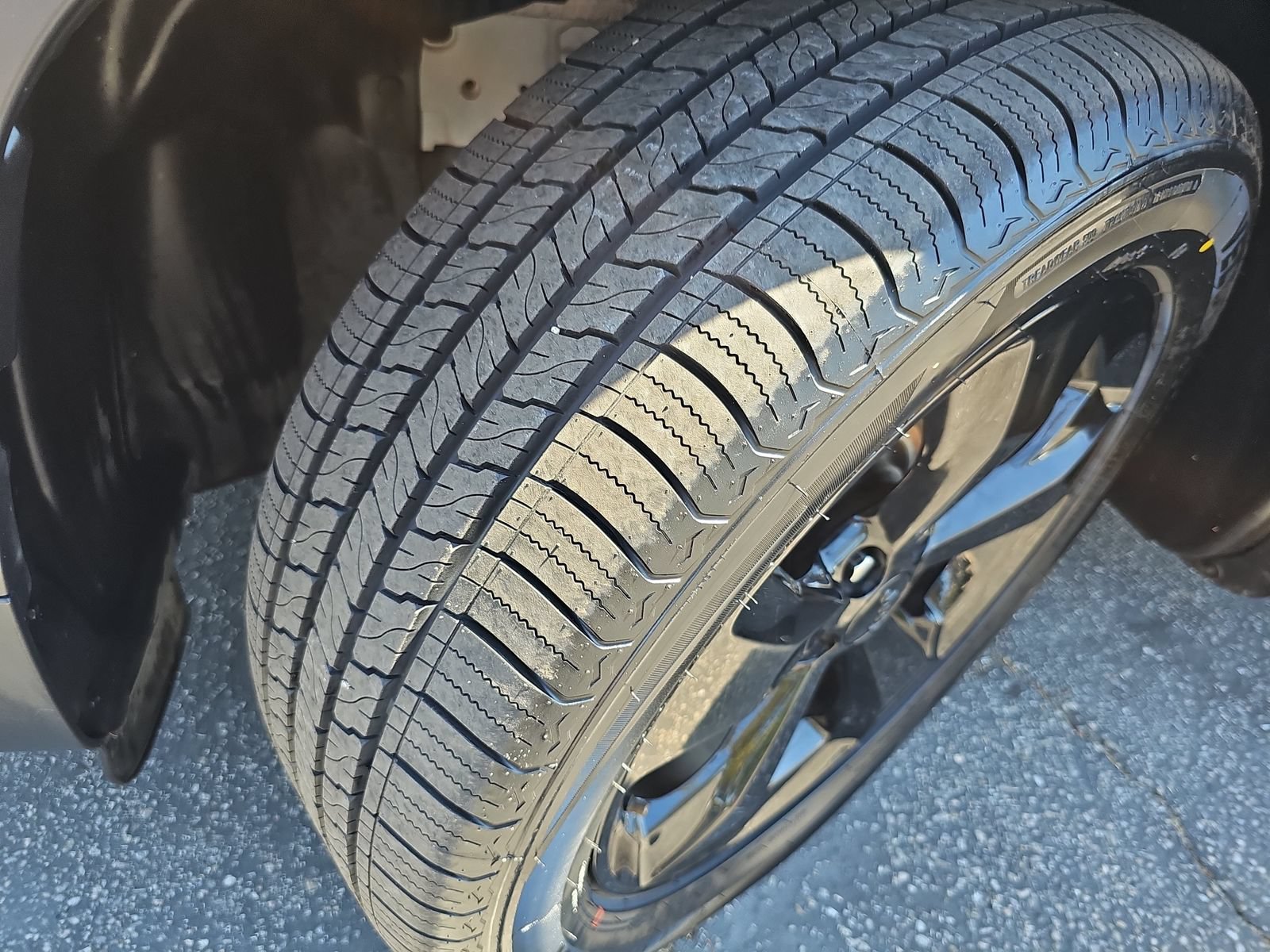 Used 2019 Jeep Cherokee Latitude Plus FWD image 36