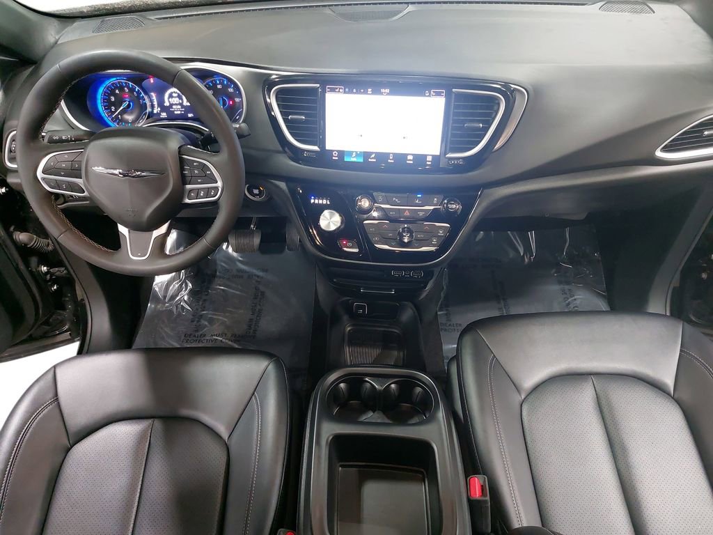 Used 2025 Chrysler Pacifica Select FWD image 9