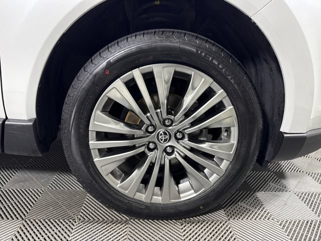 Used 2023 Toyota Venza XLE AWD/4WD image 11