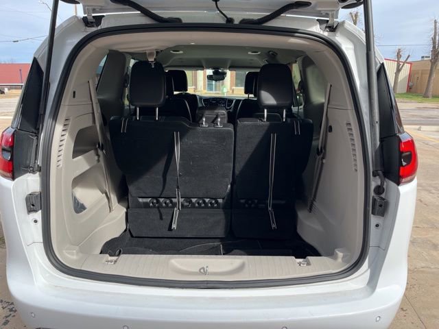 Used 2024 Chrysler Pacifica Touring-L image 9