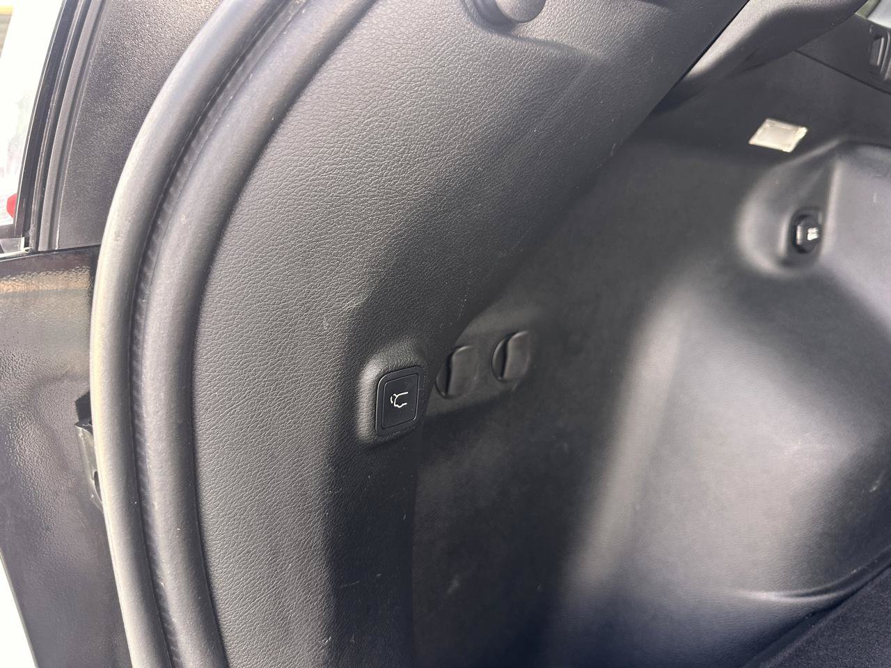 Used 2019 Jeep Cherokee Latitude Plus w/ Comfort/Convenience Group FWD image 35