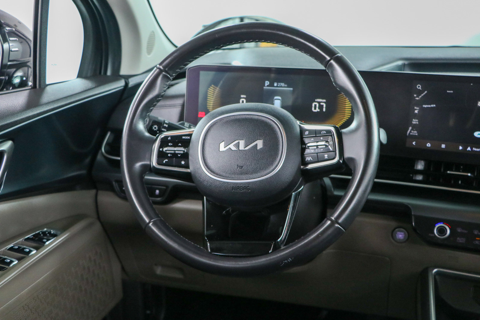 Used 2025 Kia Carnival FWD image 12