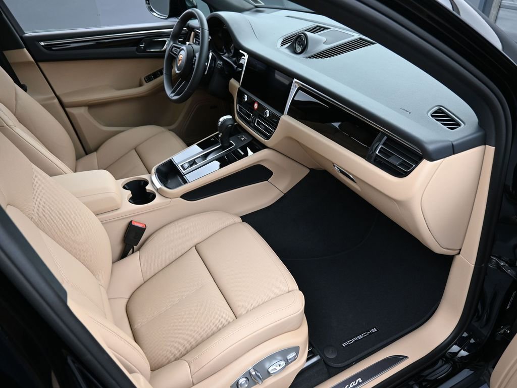 Certified 2025 Porsche Macan AWD/4WD image 32