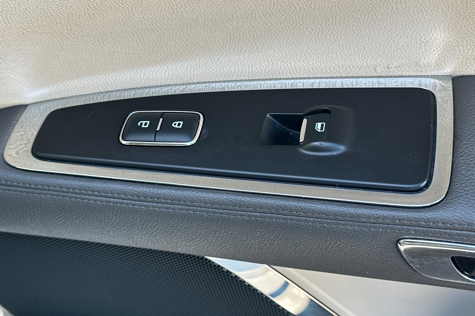 Used 2017 Lincoln Continental Select image 21