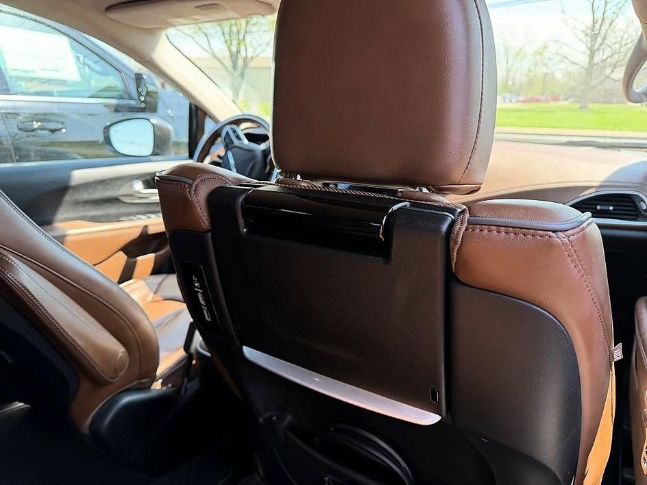 Used 2019 Chrysler Pacifica Limited w/ Tire & Wheel Group FWD image 9