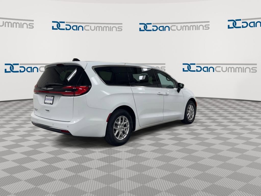 Used 2025 Chrysler Pacifica Select image 8