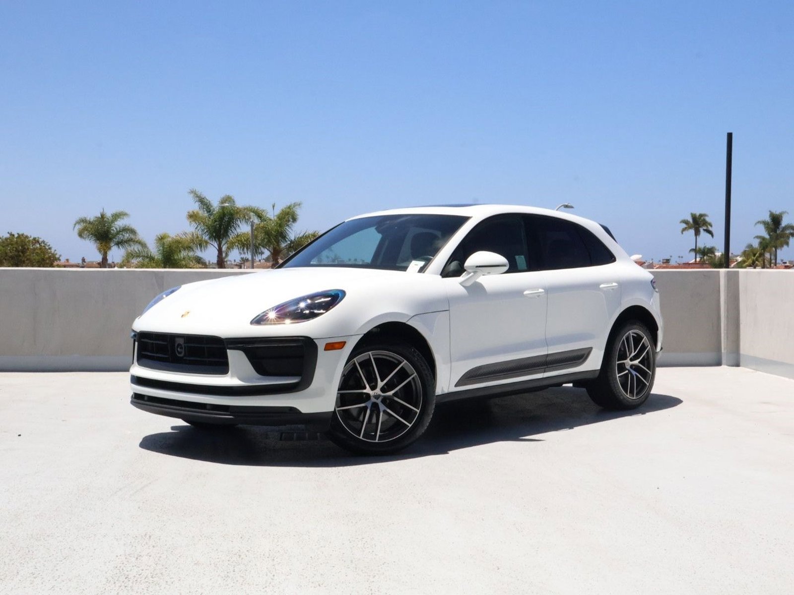 Certified 2025 Porsche Macan AWD/4WD image 1