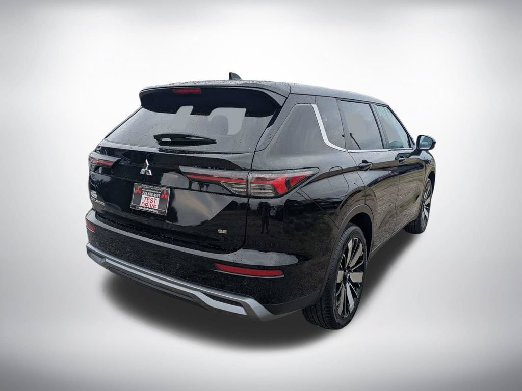 Used 2025 Mitsubishi Outlander SE FWD image 3