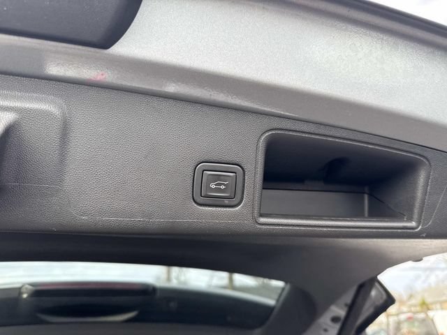 Used 2023 GMC Terrain SLT AWD/4WD image 9