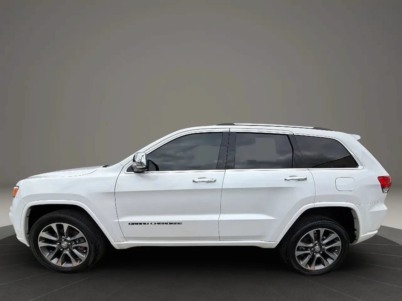Used 2017 Jeep Grand Cherokee Overland w/ Jeep Active Safety Group AWD/4WD image 8