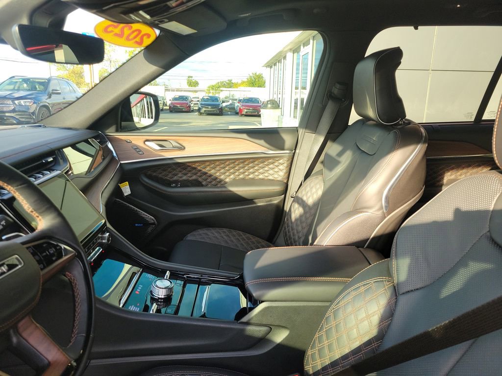 Used 2025 Jeep Grand Cherokee Summit w/ Obsidian Package image 18