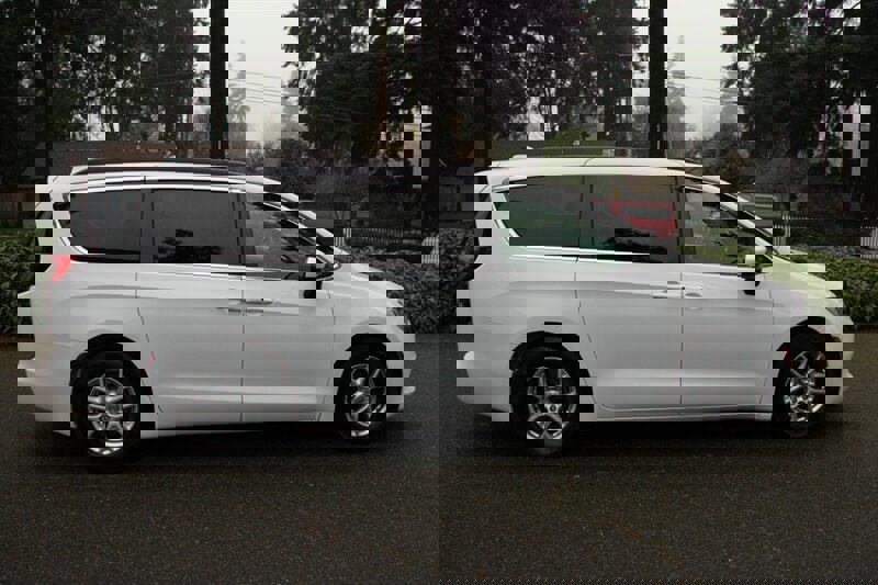 Used 2020 Chrysler Voyager Lxi image 12