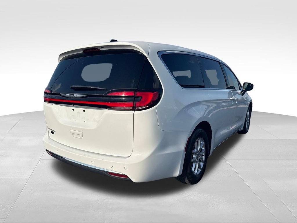 Used 2023 Chrysler Pacifica Touring FWD image 8